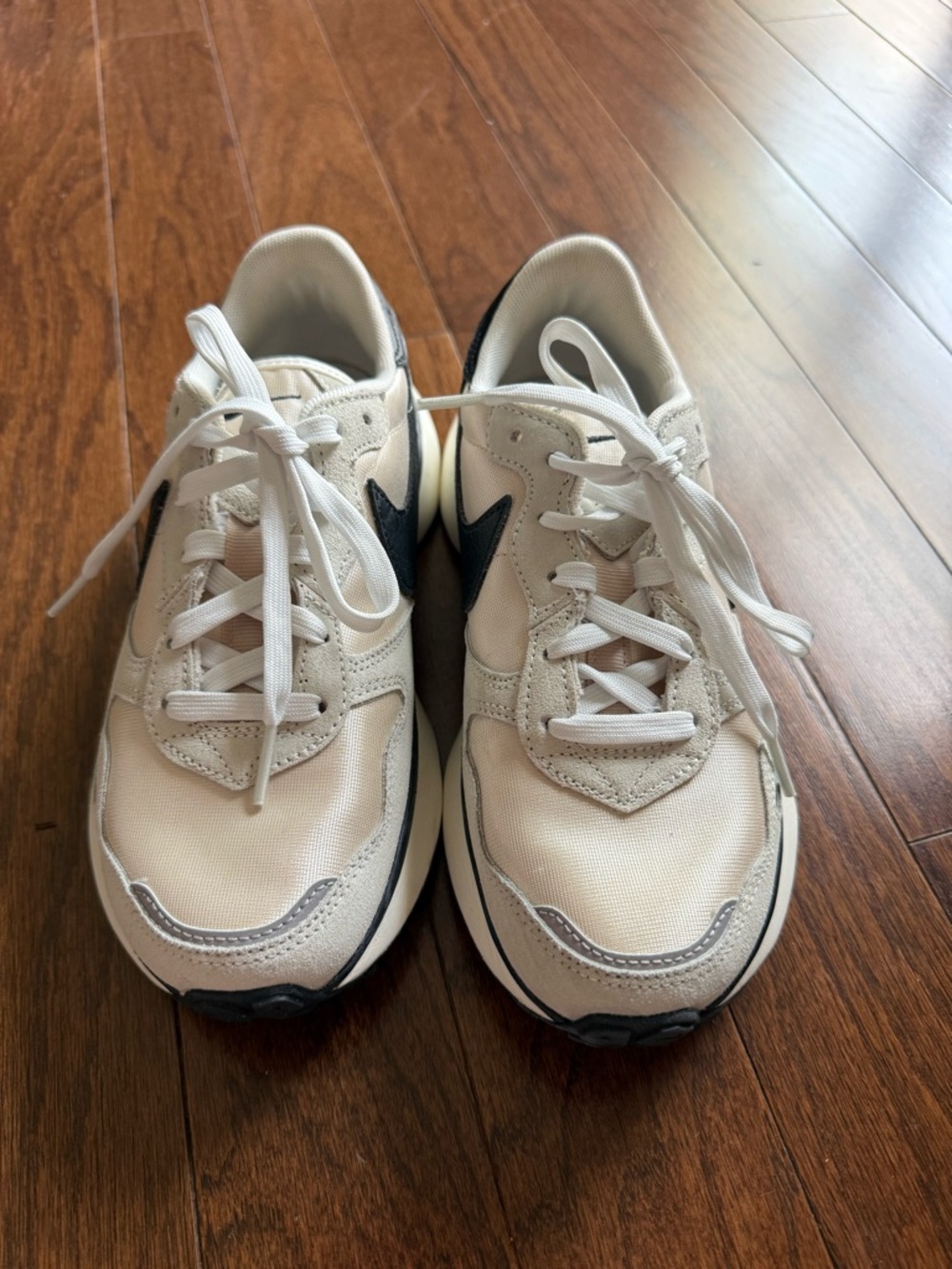 Nike women’s Phoenix waffle sneakers size 6.5 in white, and black - Picture 6 of 12